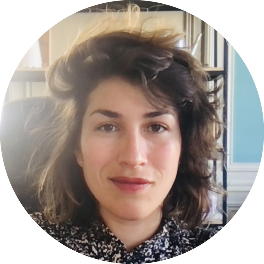 Lucile Mennessier est une graphiste experte en PowerPoint, spécialisée dans la création de présentations visuelles impactantes pour les entreprises